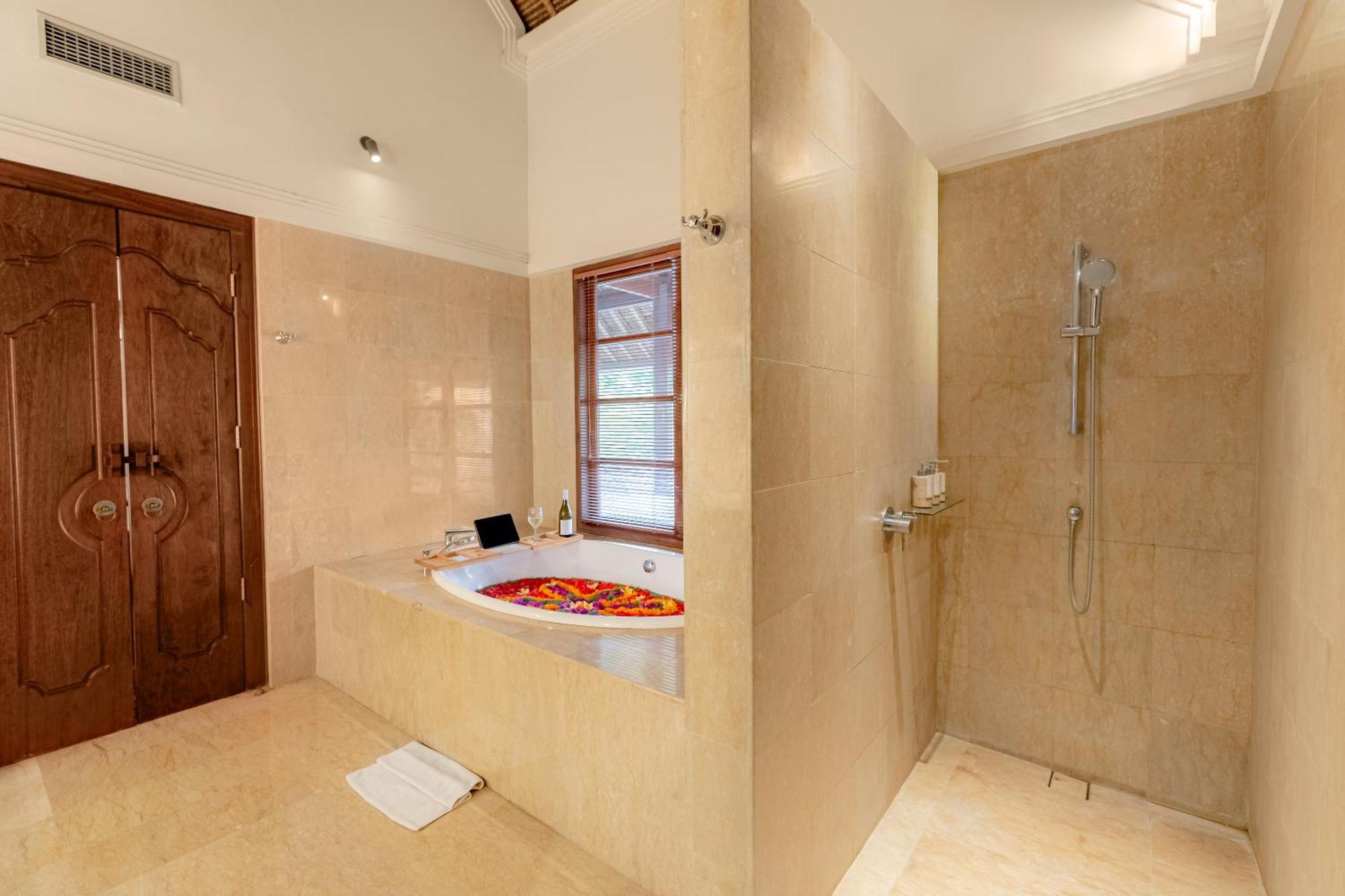 Villa Dorado - Steps From Jimbaran Beach Exterior photo